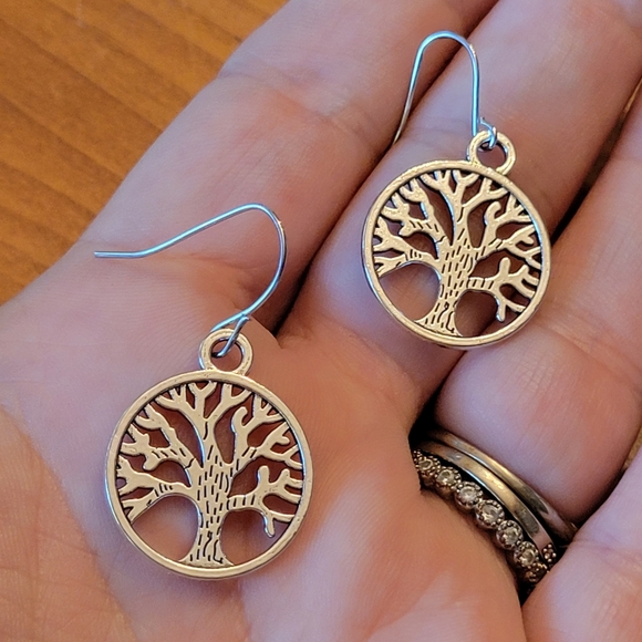 💥ONE LEFT💥Tree Of Life Silverplate Medallion Dangle Earrings - Picture 3 of 3